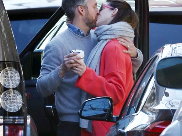 安海瑟薇 Anne Hathaway 與老公亞當舒爾曼 Adam Shulman 結婚 11 年超恩愛！昔日停車場擁吻畫面再掀熱議～