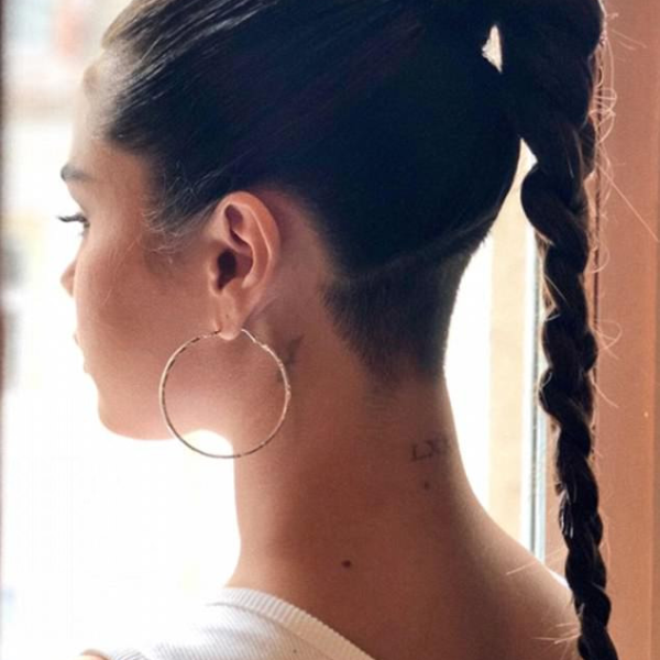 賽琳娜長辮子造型亮相，過去這個頸後刺青再度被看見了！