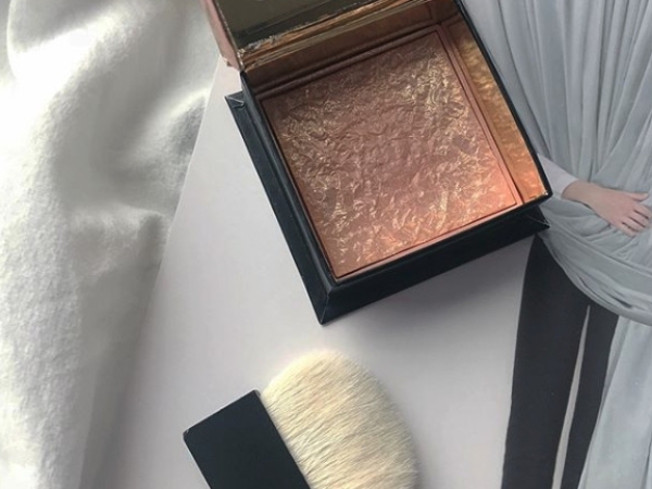 再度引起騷動！ Benefit 年度新品「淘金熱浪蜜粉盒」，刷高光、腮紅秒膨「好命肌」