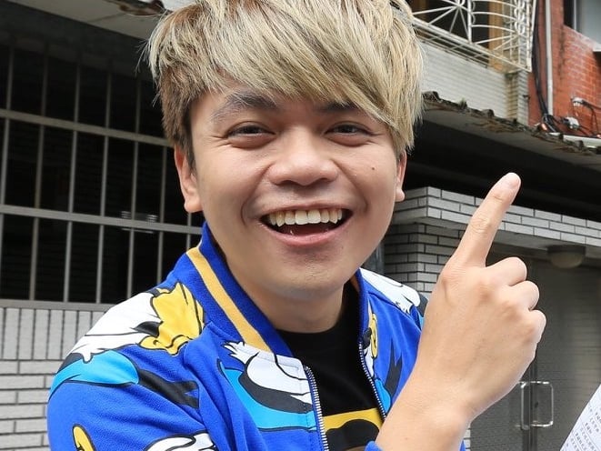 遭嗆「老藝人」！「蔡阿嘎」硬起來反擊「聖結石」：呸！我當youtuber時你還在喝奶