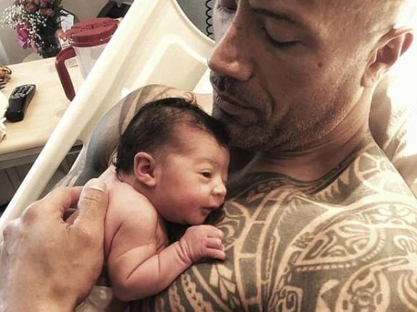 最安全臂膀！巨石強森迎接第 3 個女兒誕生　笑說「我就是生不了男孩」！