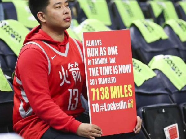 人生無憾了!23 歲台灣球迷飛往美國現場觀賽 幸運獲得大鬍子「實戰球鞋」一雙!