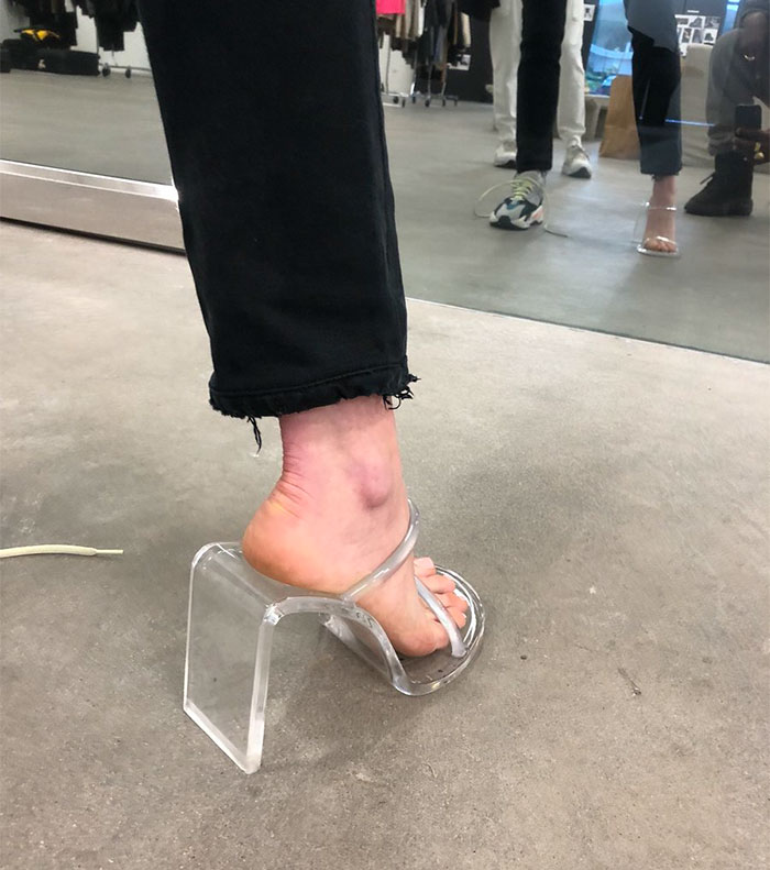 Yeezy 新拖鞋肯爺開心分享,網友不領情覺得像這樣東西...