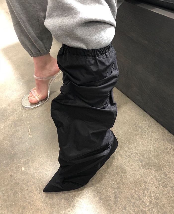 Yeezy 新拖鞋肯爺開心分享,網友不領情覺得像這樣東西...