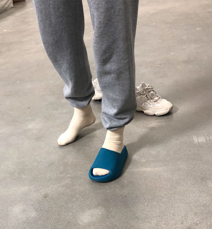 Yeezy 新拖鞋肯爺開心分享,網友不領情覺得像這樣東西...