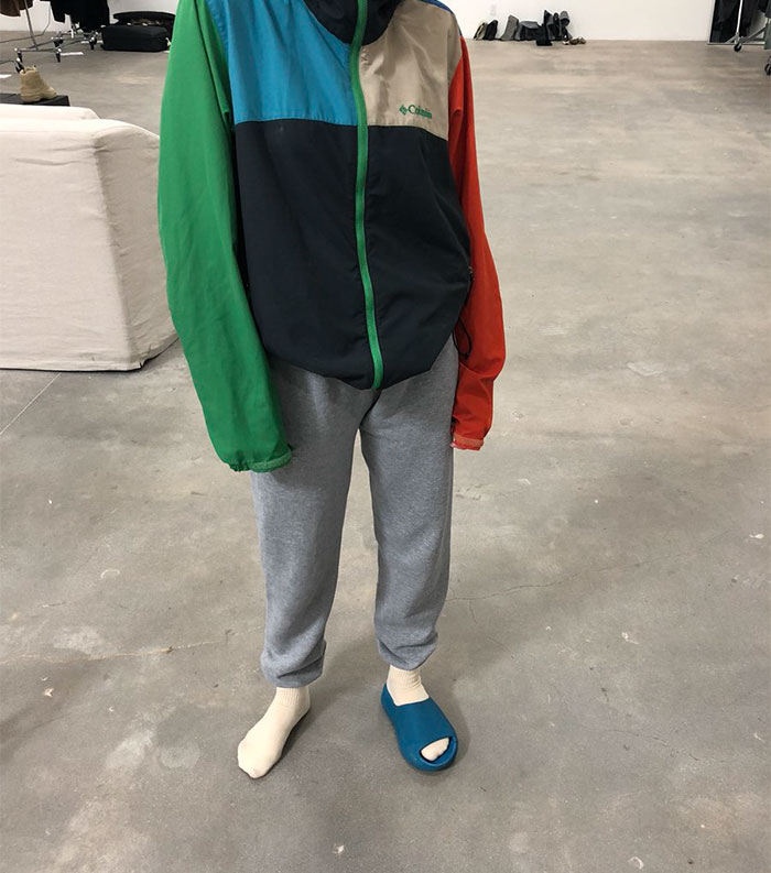 Yeezy 新拖鞋肯爺開心分享,網友不領情覺得像這樣東西...