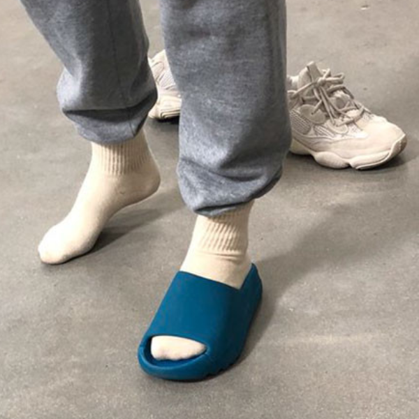 Yeezy 新拖鞋肯爺開心分享，網友不領情覺得像這樣東西...