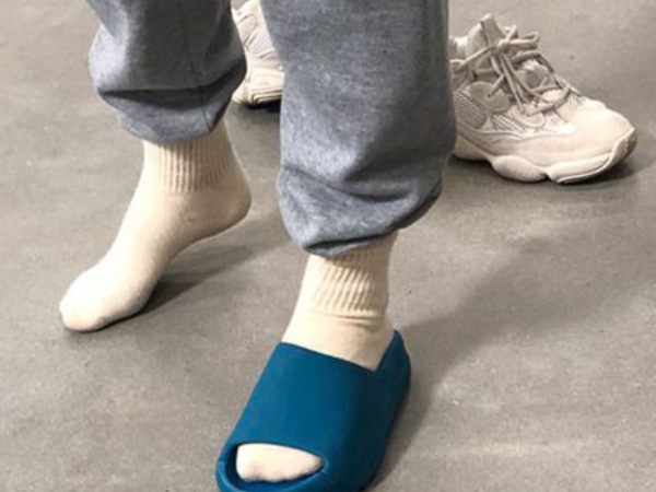Yeezy 新拖鞋肯爺開心分享,網友不領情覺得像這樣東西...