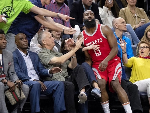 哈登跌入 NBA 觀眾席的瞬間一刻 被網友瘋狂惡搞成歷史名畫!