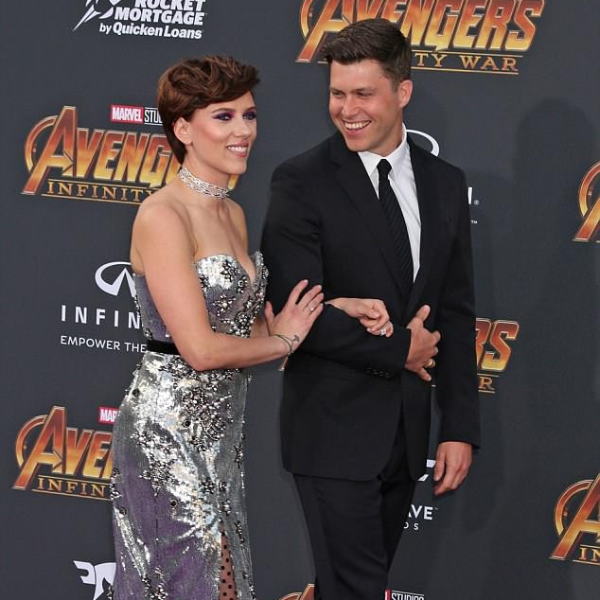 〔復仇者聯盟〕「黑寡婦」史嘉蕾喬韓森首度與男友合體走紅毯　甜蜜公開接吻確認關係！