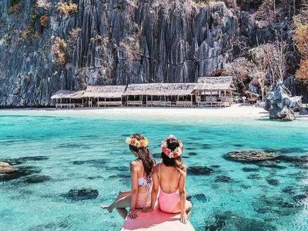 跟 BFF 參加這個免費西班牙之旅前，記得先把這些拍出完美閨蜜照的方法記下！