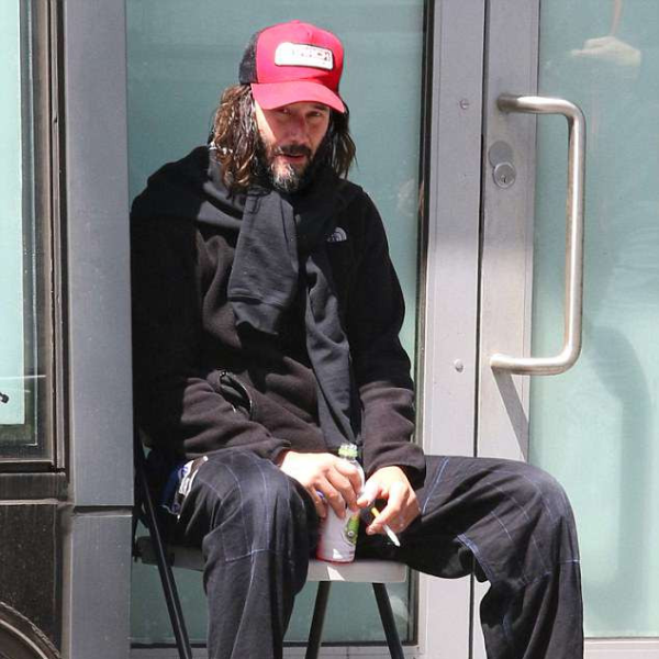 最放蕩不羈的好萊塢巨星！基努李維留長髮蓄濃鬍　光腳坐在路邊獨自看著街道！