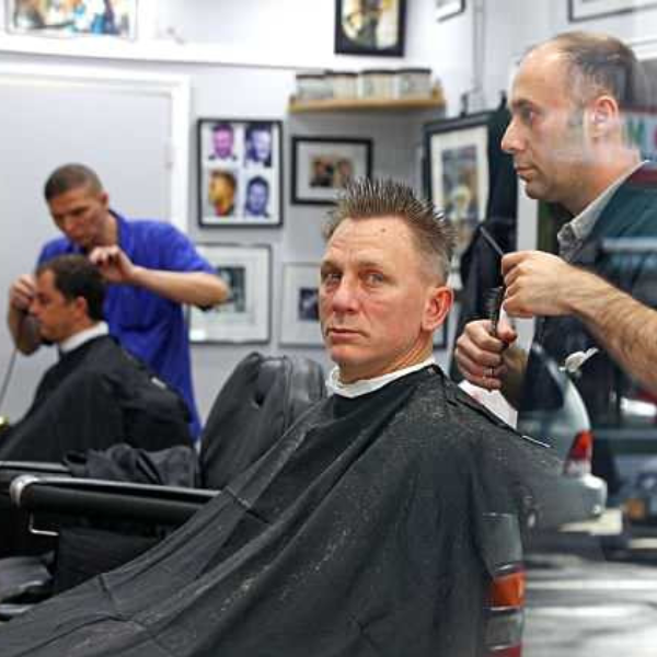 超平民！捕獲野生 007，丹尼爾克雷格街頭理髮店打理造型！