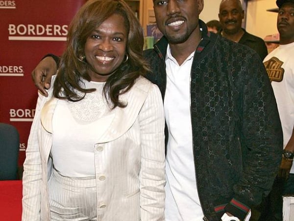 「肯爺」Kanye West 自爆新專輯封面,竟是已故母親的整形醫生「犯罪大頭照」!