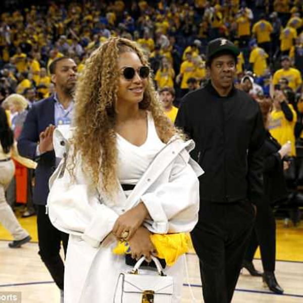 變成小型見面會！Jay-Z、碧昂絲連袂去看 NBA，現場球迷騷動比賽都不看了！