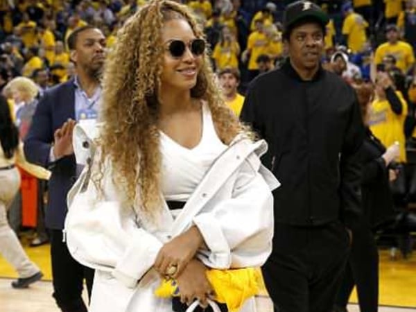 變成小型見面會！Jay-Z、碧昂絲連袂去看 NBA，現場球迷騷動比賽都不看了！