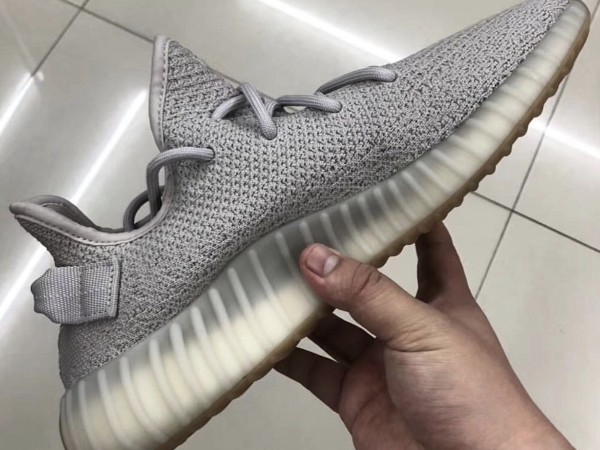 先不管審美疲勞了!屬於夏日穿搭的 YEEZY BOOST V2 配色肯爺一次給好給滿