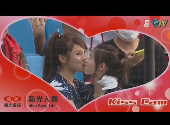 反骨甜心「琳妲」球賽驚喜遇kiss cam大方摟鄰座激吻　網：這波強吻好可愛