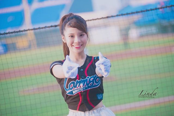 反骨甜心「琳妲」球賽驚喜遇kiss cam大方摟鄰座激吻　網：這波強吻好可愛