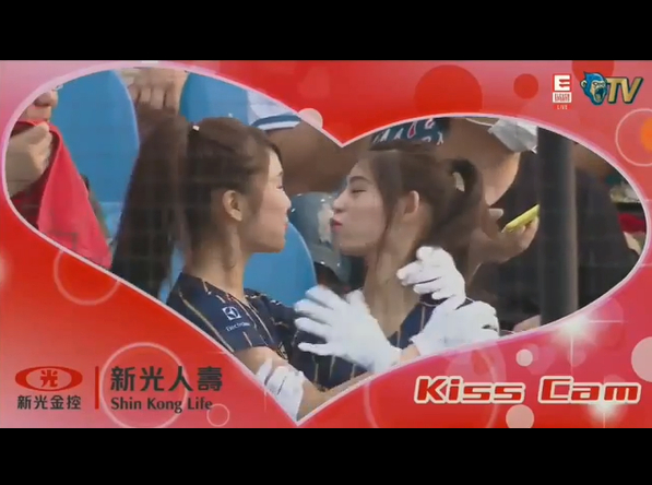 反骨甜心「琳妲」球賽驚喜遇kiss cam大方摟鄰座激吻　網：這波強吻好可愛