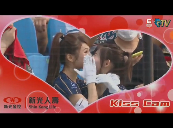 反骨甜心「琳妲」球賽驚喜遇kiss cam大方摟鄰座激吻　網：這波強吻好可愛