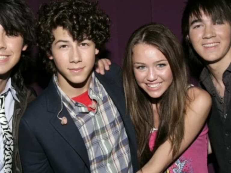 迪士尼 5 對明星情侶檔!賽琳娜 Selena Gomez、麥莉希拉 Miley Cyrus 被同一位男星追走!