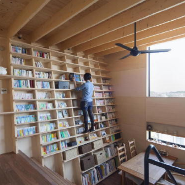 夢幻生活！日本建築師為愛看書的一家人　打造深具質感的斜面書架！