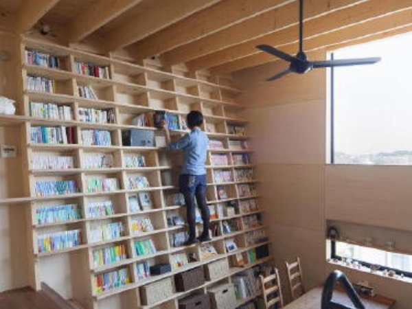 夢幻生活!日本建築師為愛看書的一家人 打造深具質感的斜面書架!