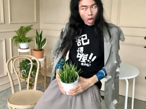 轉戰網紅圈出頭天？！反骨成員「瑋哥」7年前單肩扛水泥受訪畫面流出！
