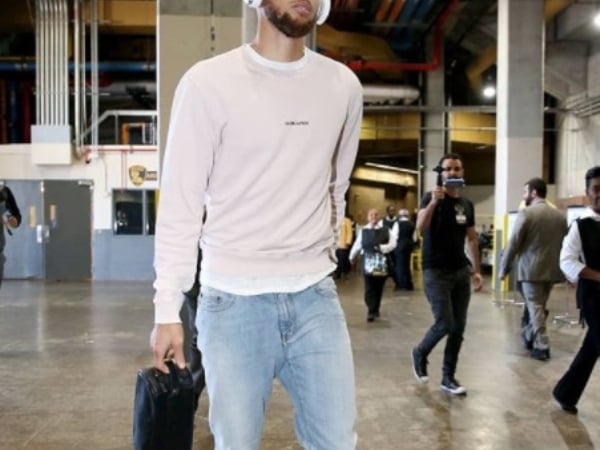 系列戰率先聽牌!Stephen Curry 腳踩 Curry 4 罕見配色現身球員通道