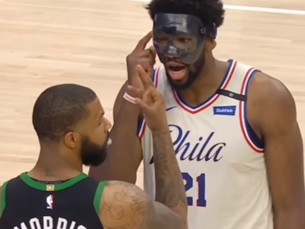 嘲諷技能點好點滿！Embiid 大嗆對手太矮　綠衫軍前鋒直接用「2 個手勢」反將一軍！