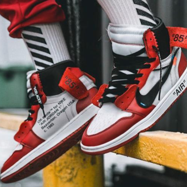變成犯罪事件！Nike Air Jordan 1 X off White 太吸引人，光天化日穿在腳上被搶走！