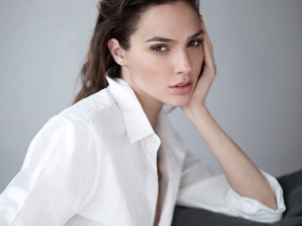 好物不私藏！女神 Gal Gadot 分享她拍動作片也不掉妝的粉底液