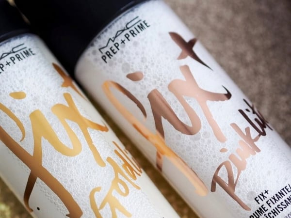 今年妝容只有一個重點「就是要亮」MAC 全新閃亮噴霧只想即刻下訂！彩妝編輯表示：「粉色珠光好顯白啊！」