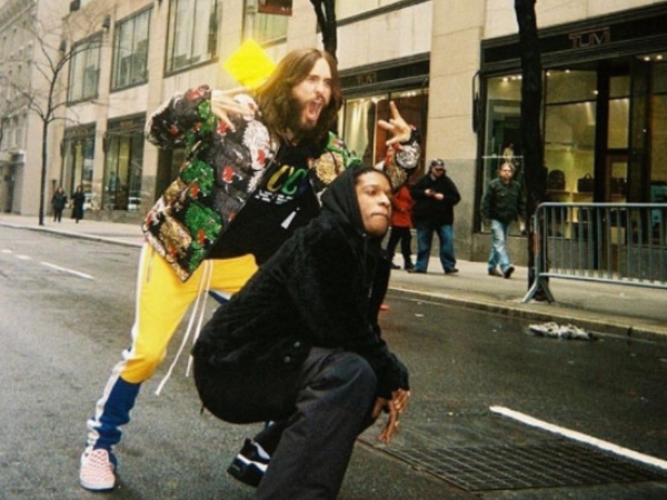 與小丑 Jared Leto 同框入鏡！A$AP Rocky 腳下踩的很可能是與 UNDER ARMOUR 聯名款？