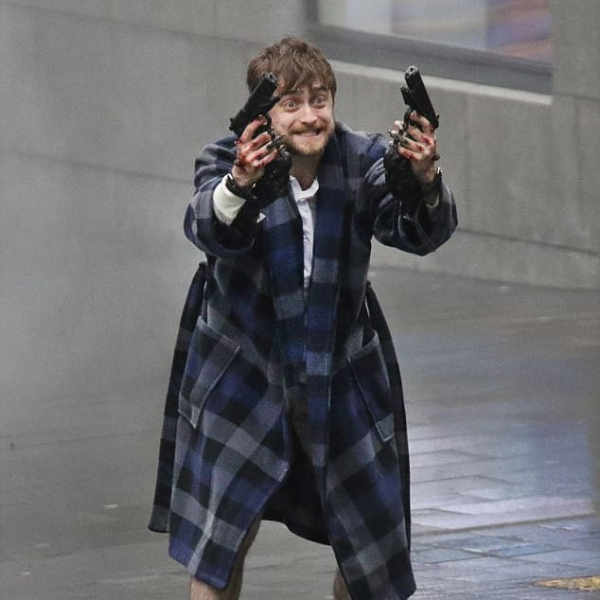 「哈利波特」丹尼爾·雷德克里夫拍戲超拼命　街頭穿內褲演出槍戰！