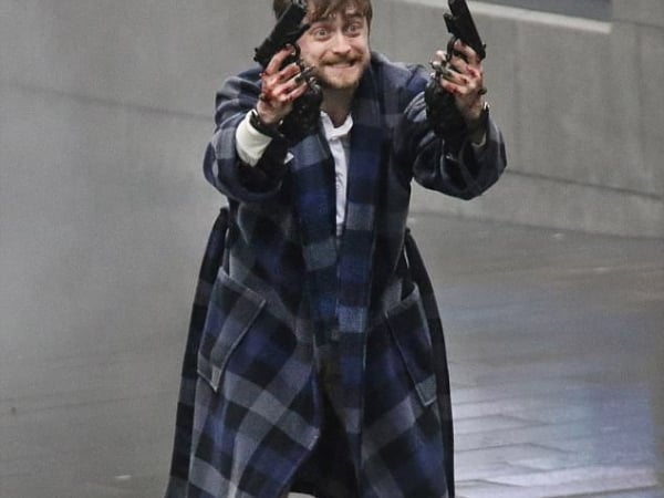 「哈利波特」丹尼爾·雷德克里夫拍戲超拼命　街頭穿內褲演出槍戰！