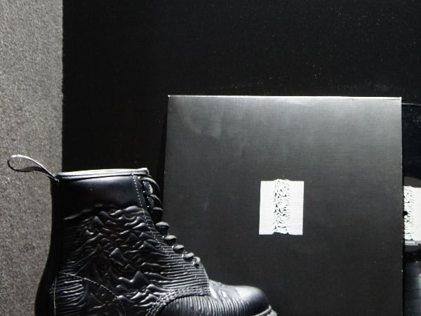#每雙都不想錯過！ Dr.Martens 秋冬新款「重口味」亮相！致敬傳奇樂團、閃亮 Glitter、Tattoo 靴款、立體皮革花... 馬汀迷：「這每雙都太欠收藏了...」