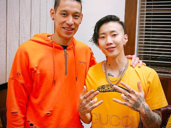 NBA 球星林書豪與韓國饒舌歌手 JAY PARK 合影有亮點！林書豪身上穿的竟是台灣知名潮牌的衣服？！