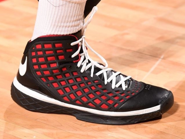 老大親手獻上的祝福！「NBA 最強鞋頭」PJ Tucker 腳踩「極度稀有 Kobe 鞋款」上場應戰！