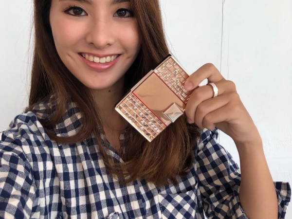 【嫑嫑的輕透】拯救夏日崩壞妝容～油皮妹子的大救星>星魅輕羽粉餅