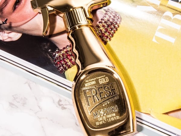 直接被閃歪！MOSCHINO 「亮金金女性淡香精」金色瓶身，震攝眼球！網友：沒收進羅浮宮我不依啊...