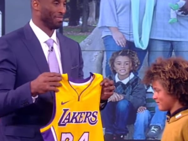 真暖男無誤！Kobe 神秘現身並送親筆簽名球衣　幫助患有癲癇的 6 歲小孩圓夢！