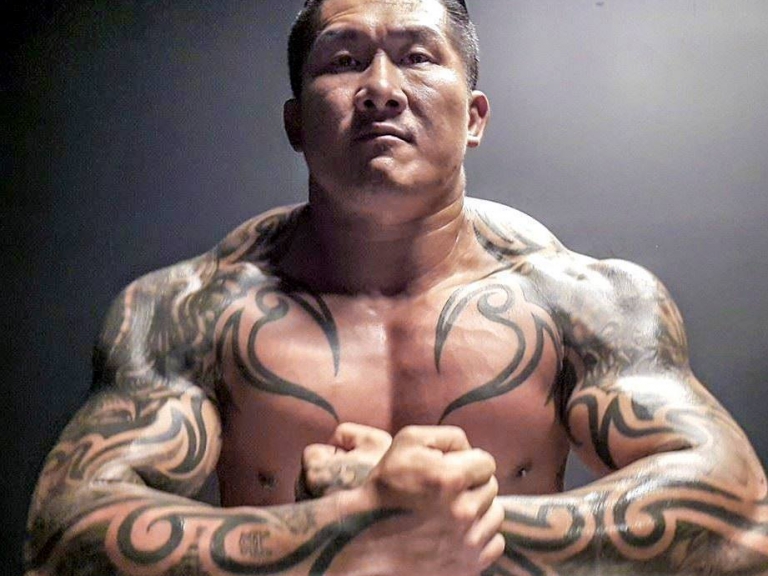 被健身耽誤的喜劇演員？「館長」自毀鐵漢形象示範粉圓卡牙縫：小姐妳好！可以跟你要Line嗎？