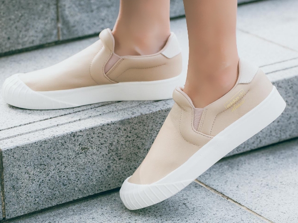 裸膚色超清新！adidas Originals 家族新成員 Everyn「SLIP ON 設計」穿脫超方便！