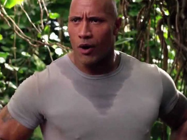 你能分辨巨石強森這兩部電影片名嗎？網友笑：The Rock 都演自己，衣服也都穿得差不多！