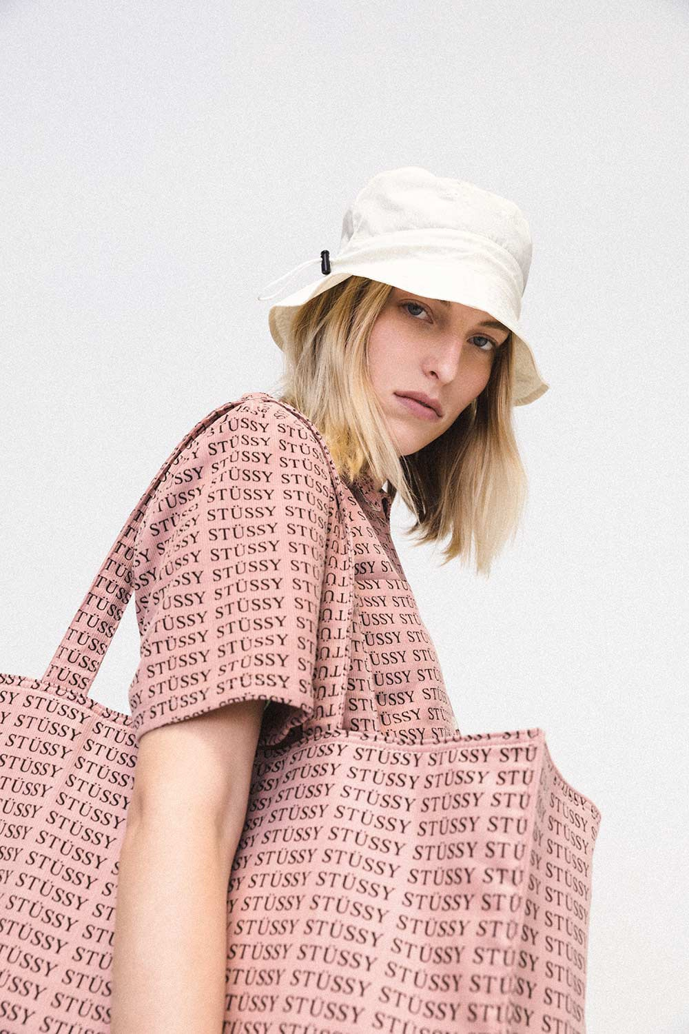 Stussy Women 2018 全新夏季系列全都「正中街頭女孩心」螢光綠和珊瑚粉 #隨身小潮包必須購入吧！