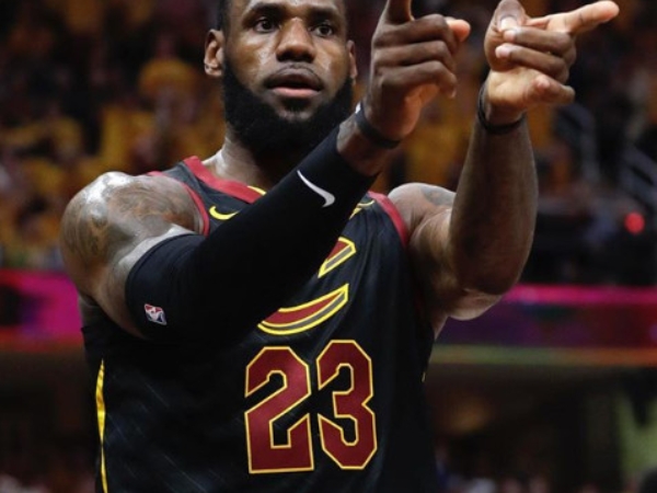 將戰局扳平！詹皇火力全開狂轟 44 分擊潰綠衫軍　成為 NBA 季後賽進球數最多的球員！