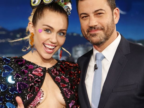麥莉希拉帶大槌子深夜闖 Jimmy Kimmel 家中 搞笑大唱〈Wrecking Ball〉!