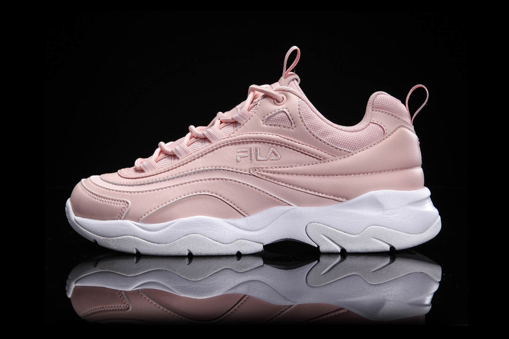 搶攻千萬少女心！ FILA Ray 全新「霓虹粉」配色登場將續搶購熱潮！